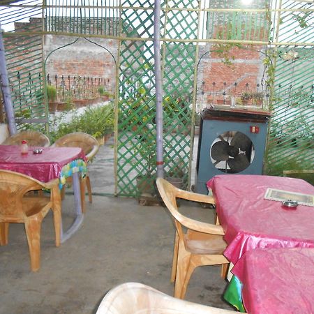 Elvis Guest House Варанаси Екстериор снимка