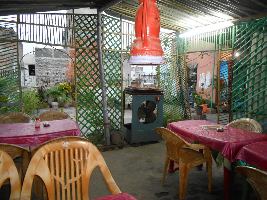 Elvis Guest House Варанаси Екстериор снимка