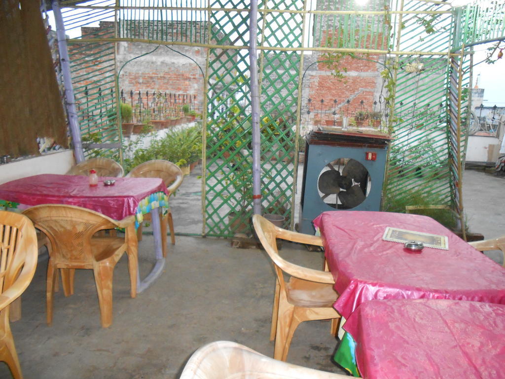 Elvis Guest House Варанаси Екстериор снимка
